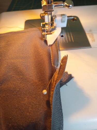 Renforcer la couture avant et après le zip