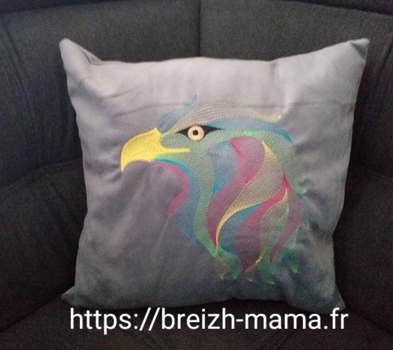Coussin brodé aigle arc en ciel