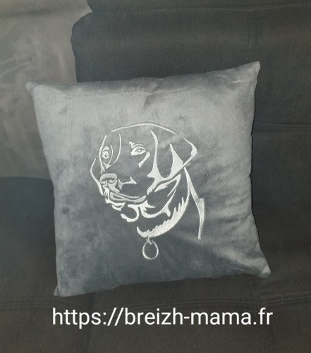 Coussin brodé labrador