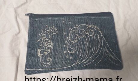 Trousse jeans recyclé brodé vague et hippocampe - recto