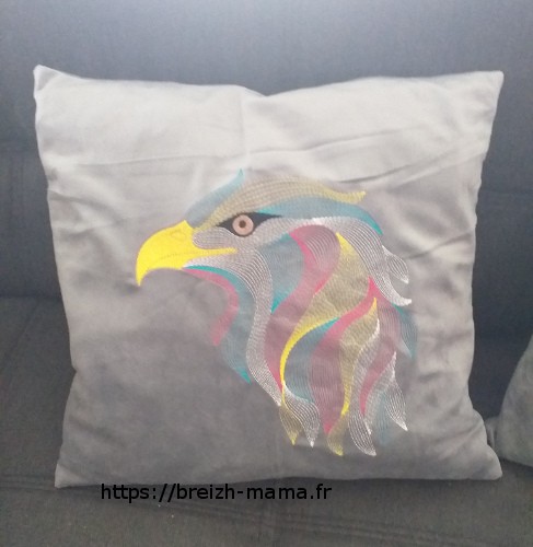 Coussins brodés motif aigle